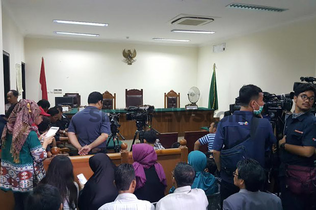 Ruang Sidang Ditempeli...