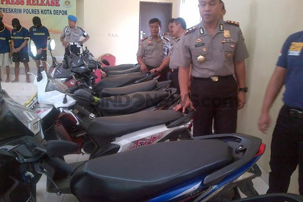 Bawa Tali Pocong, Komplotan...