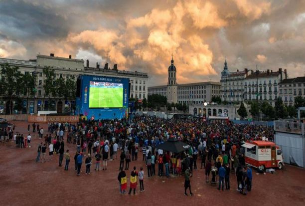 Fans Prancis dan Belgia...