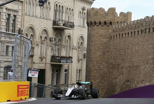 Hamilton Pimpin Mercedes...
