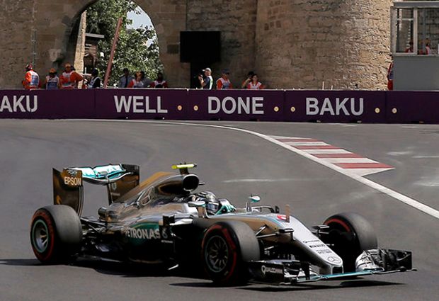 Tabrakan Hamilton Warnai...