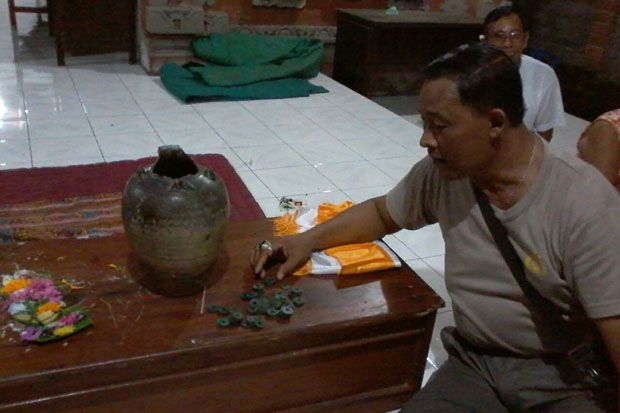 Guci Kuno Penuh Uang...