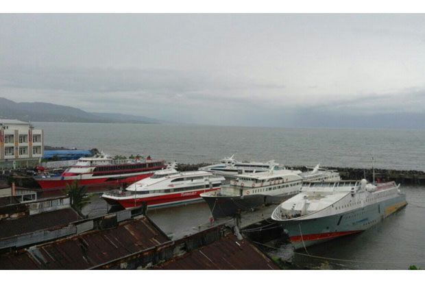 Pelabuhan Manado Ditutup...