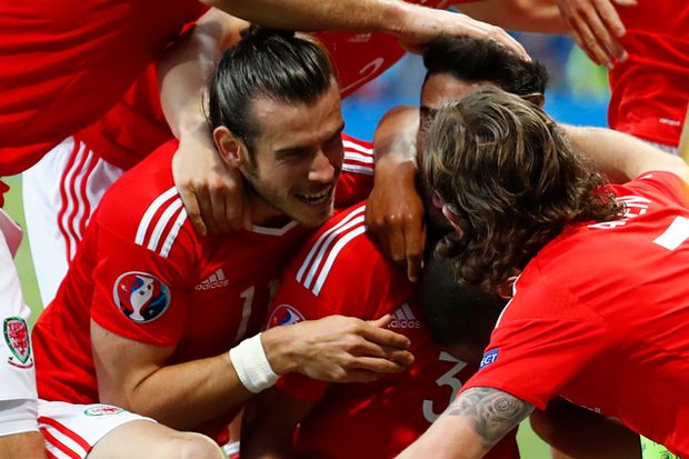 Wales Berondong Gawang...
