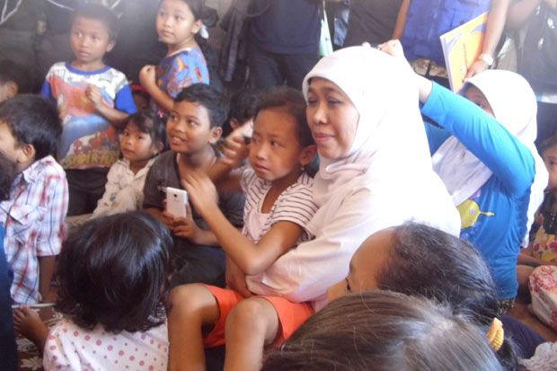 Pelukan Khofifah, Hentikan...