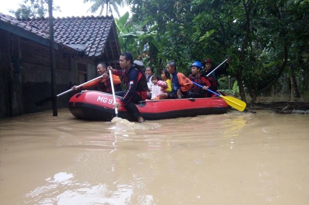 PKPU Bantu Korban Banjir...