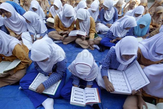 Membaca Alquran Kunci...