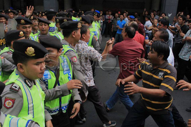 Demo Tolak Kedatangan...