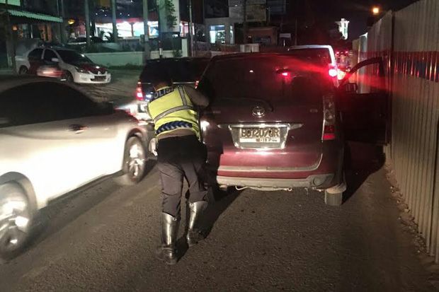 Salut, Polisi Ini Dorong...