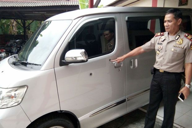 Lolos dari Barikade,...