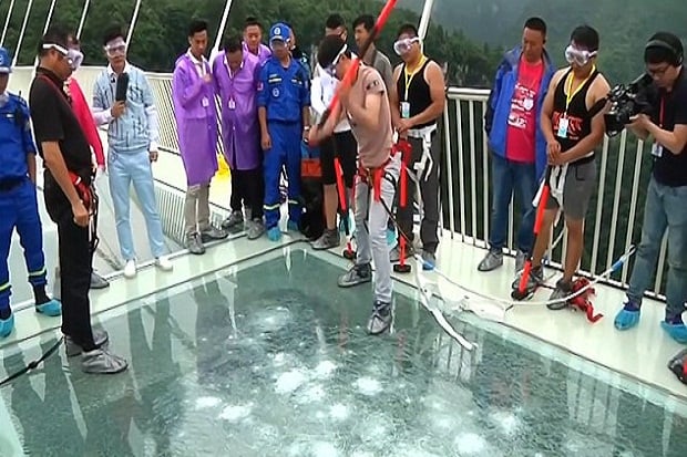 Uji Kuat, Jembatan Kaca...