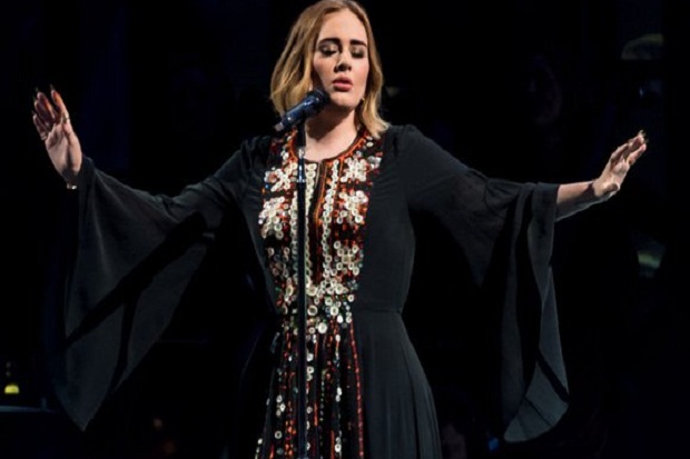 Adele Kenakan Gaun yang...
