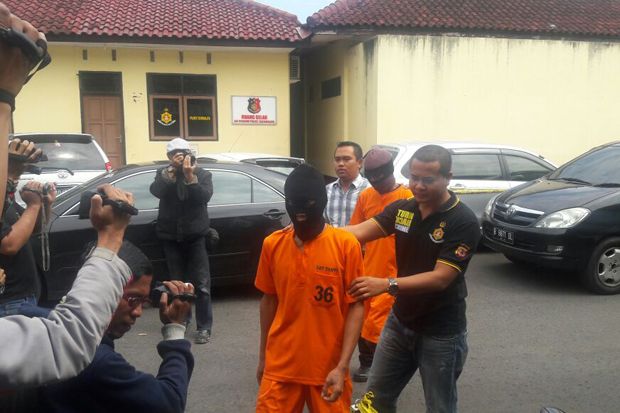 Bacok Tetangga, Preman...