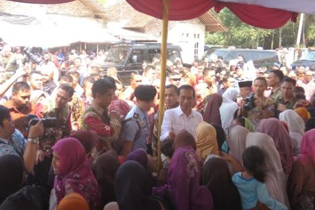 Jokowi Bagi-Bagi Sembako...
