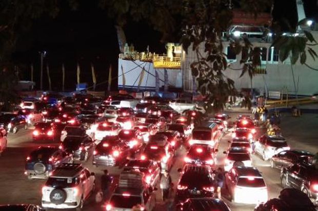 Pemudik Padati Pelabuhan...