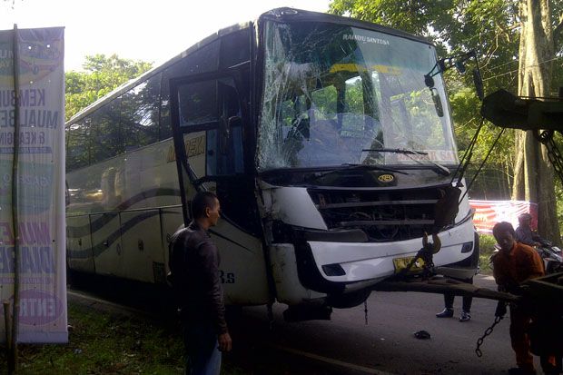 Bus Merak-Banjarsari...