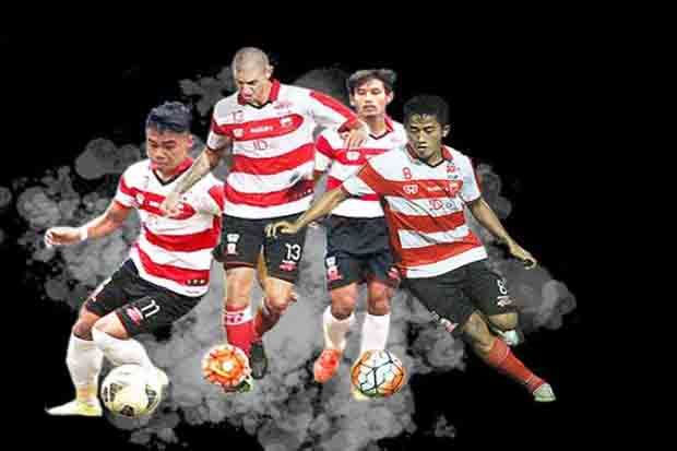 Diwarnai Lampu Stadion...