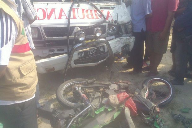 Tabrak Ambulans, Pelajar...
