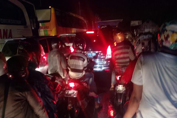 Jelang Tengah Malam,...