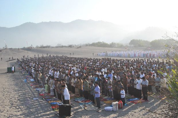 Warga Bantul Salat Idul...
