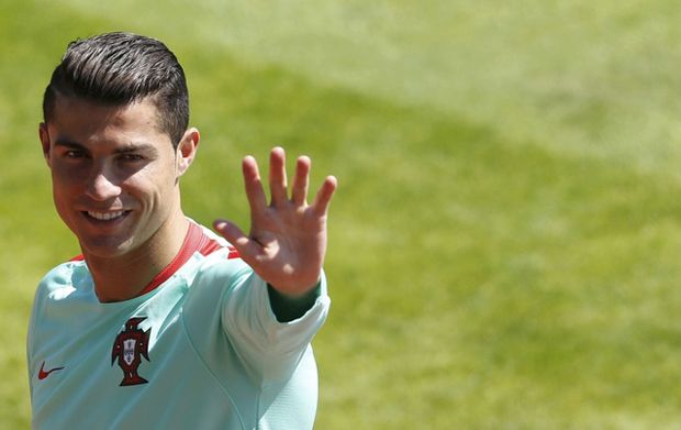 Cristiano Ronaldo Sentuh...