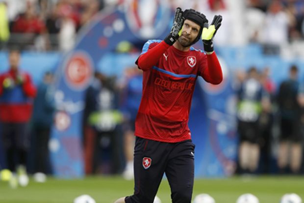 Petr Cech Gantung Sarung...