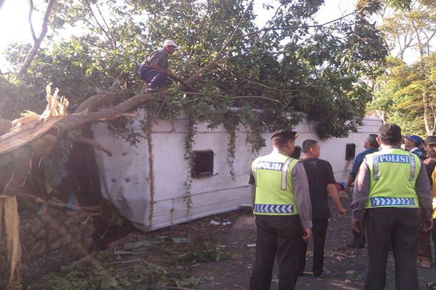 Bus Terguling di Cimahi,...