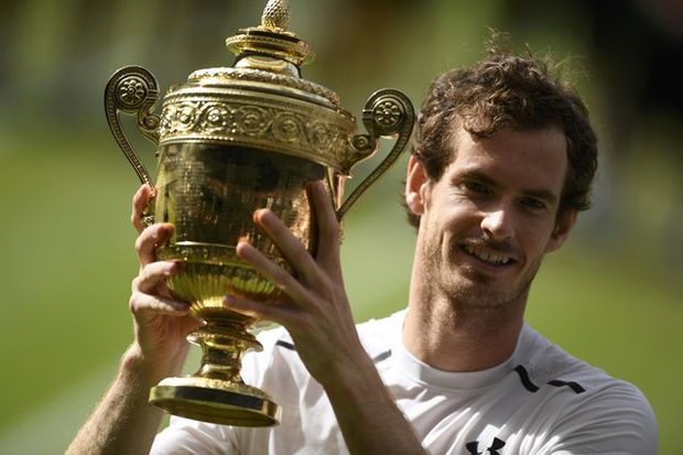 Andy Murray Angkat Trofi...