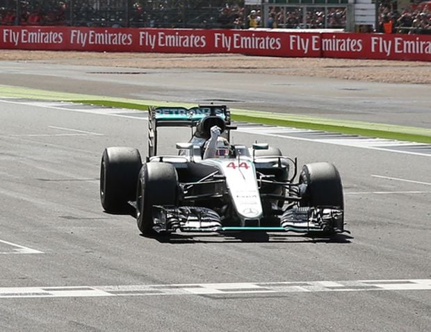 Hamilton Cetak Hattrick...
