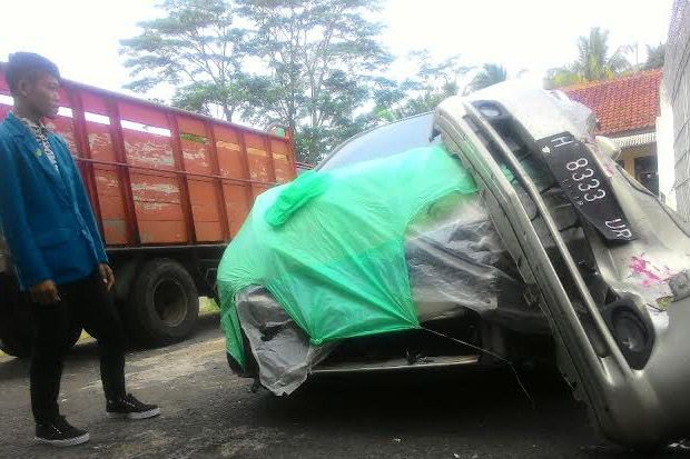 Mobil Ringsek Ditabrak,...