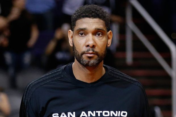 Pemain Spurs Tim Duncan...