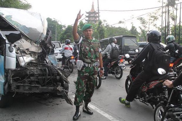 Bus Terguling di Depan...