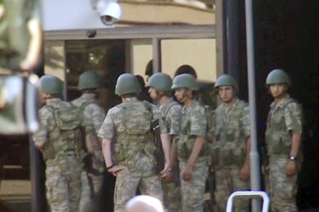 Kabur ke Yunani, Militer...
