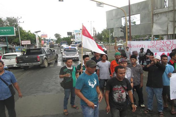 Tolak Penjabat Bupati,...