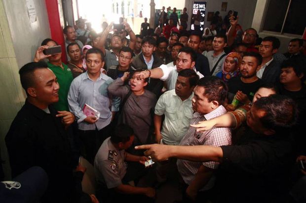Predator Balita di Balik...