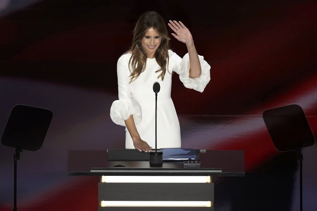 Melania Dicibir Publik,...