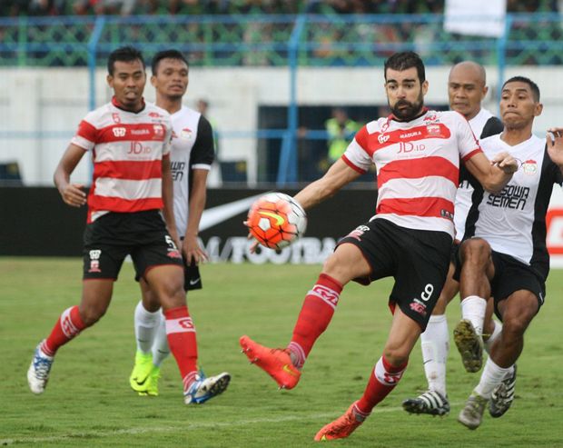 Sepasang Gol Pablo Aracil...