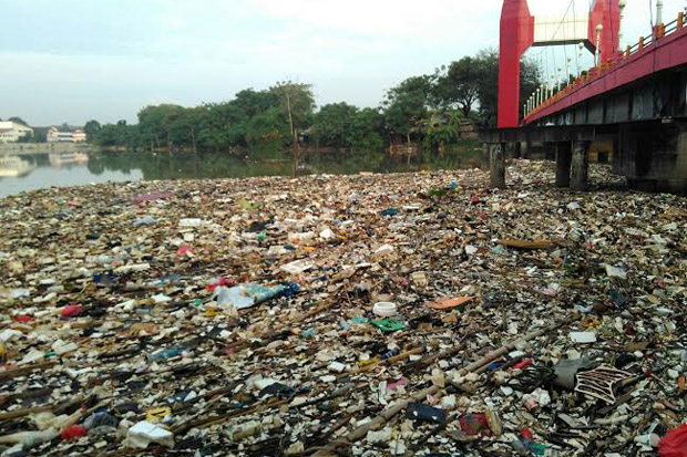 Sampah Menumpuk di Sungai...
