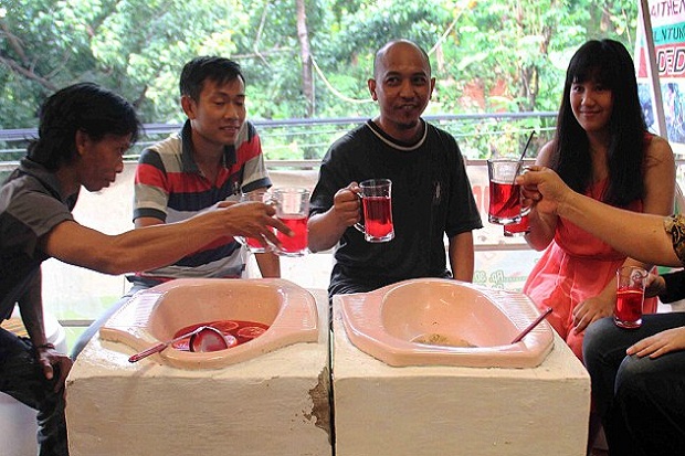 Media Inggris Ulas Kafe...
