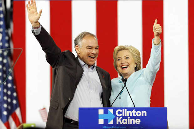 Hillary Gandeng Tim...