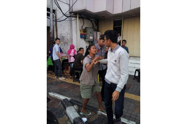 Pengemis Wanita Lukai...