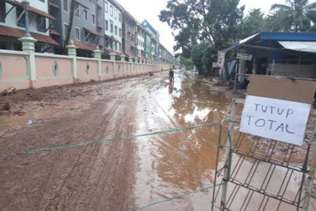 Tertimbun Lumpur Tebal,...
