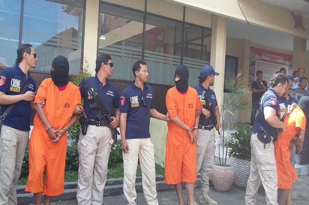 Beraksi di Bali, Pelaku...