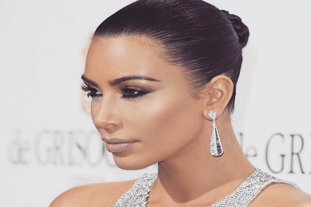 Kim Kardashian Kenalkan...