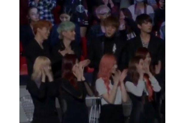 Jin BTS Kepergok Tatap...