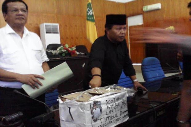 Dihadiahi Kotak Amal...