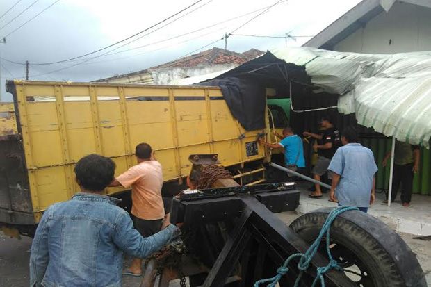 Sopir Ngantuk, Truk...