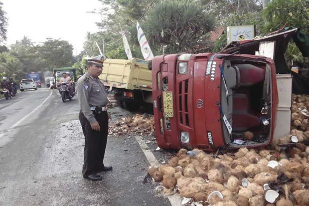 Dua Truk Bertabrakan,...
