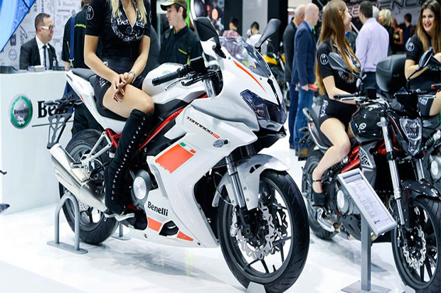 Kelilit Utang, Benelli...