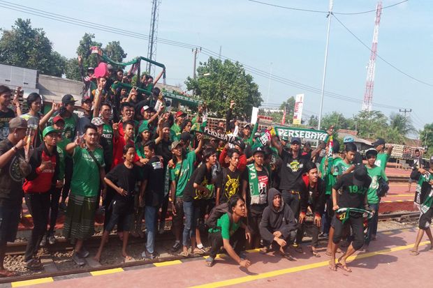 Ratusan Bonek Serbu...